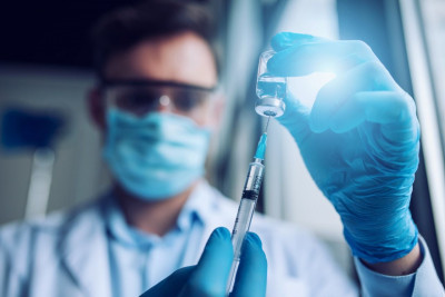 VAKSIN COVID-19 PRODUKSI SINOVAC (CORONAVAC) AMAN UNTUK LANSIA